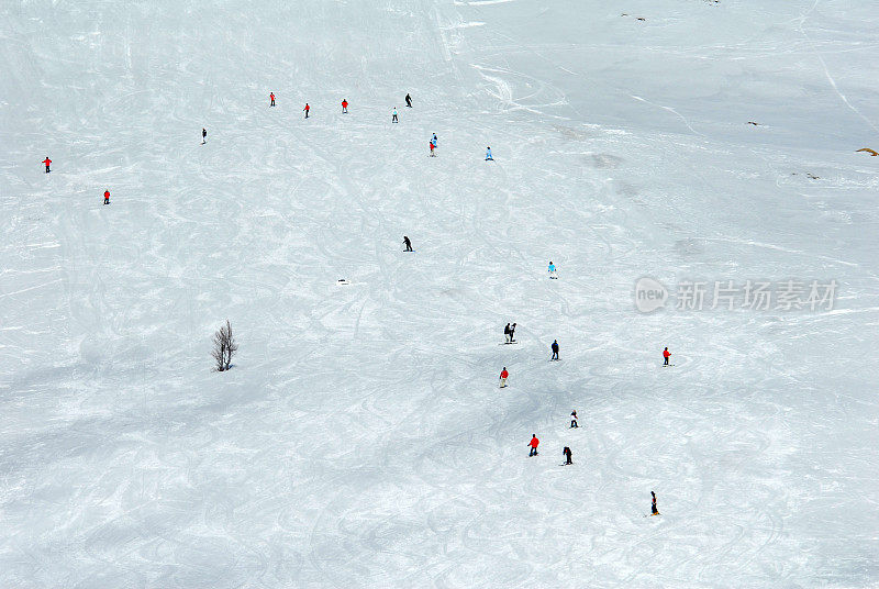 周末度假者可以在滑雪中心滑雪。