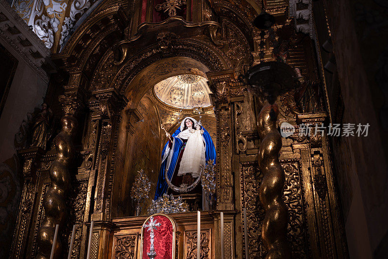 西班牙塞维利亚圣玛利亚布兰卡教堂的圣母祭坛