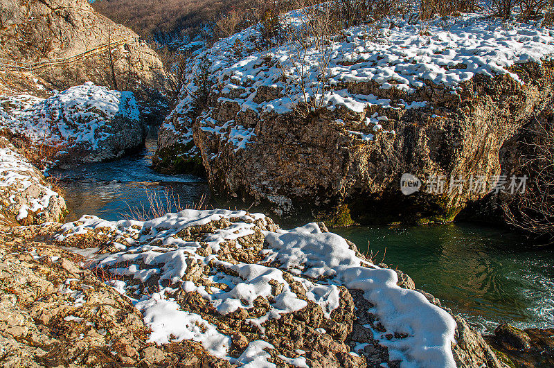 冬季山地景观，河流积雪和树木，最喜欢野餐的地方