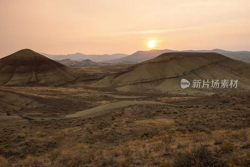 彩绘山单元的日出