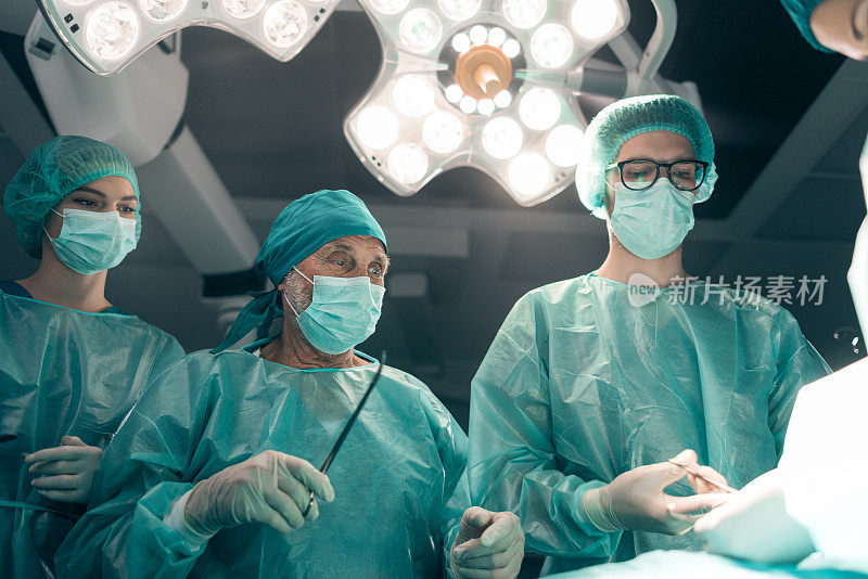年轻的外科医生正在做外科手术