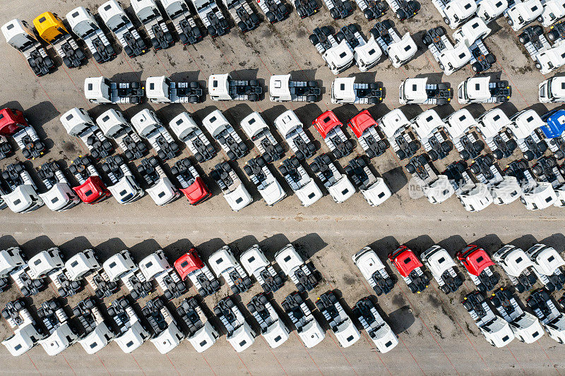 许多卡车在停车场鸟瞰图，从上到下的视角