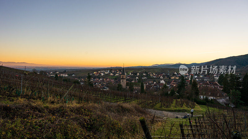 村庄Ribeauvillé在日落
