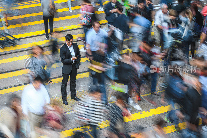 模糊的行人穿过城市的街道