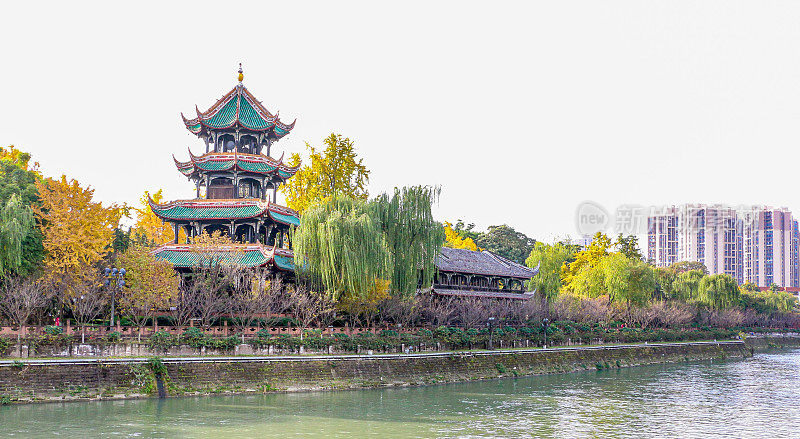 秋日的锦江流经望江楼阁和公园，这是中国四川成都的标志性景观