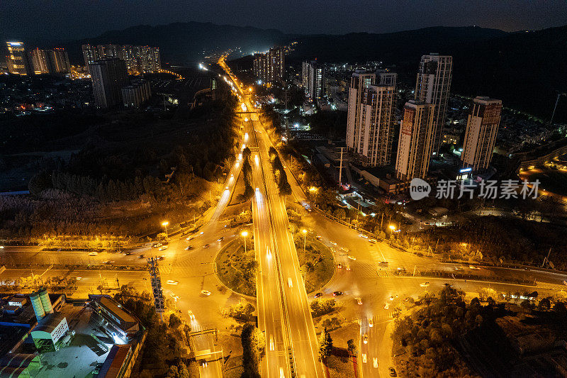 熙熙攘攘的城市高楼大厦、霓虹灯、快车道、夜晚天际线