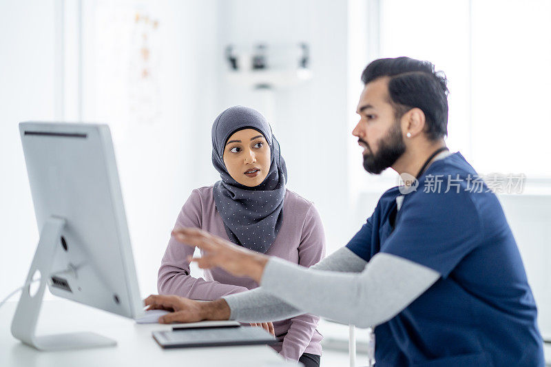 与穆斯林患者一起复查检测结果