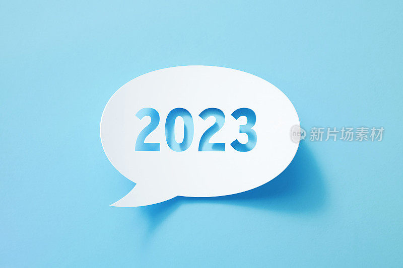 圆形白色聊天气泡与削减2023坐在蓝色背景