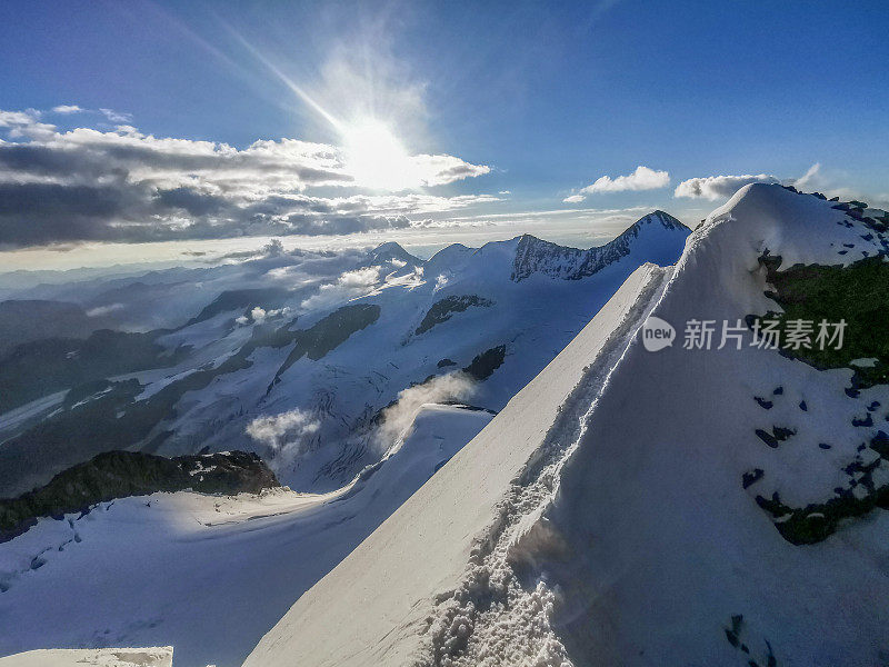 瑞士阿尔卑斯山冬季的壮观景色