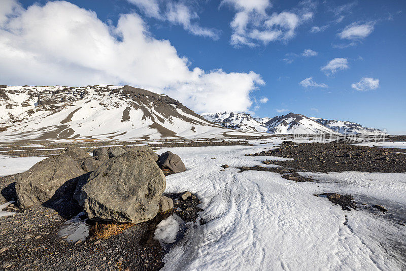 冬季冰岛火山砾石场和冰川山脉