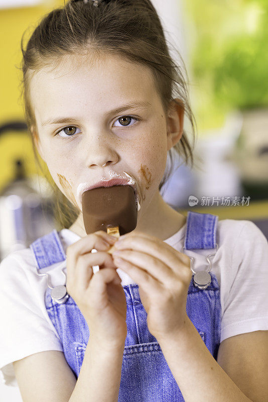 小女孩拿着巧克力冰棍