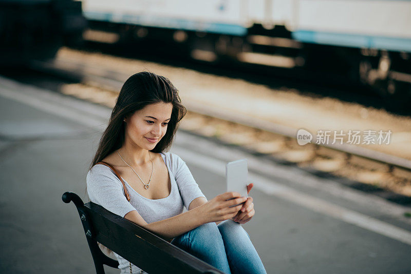 在布达佩斯火车站等待的妇女们