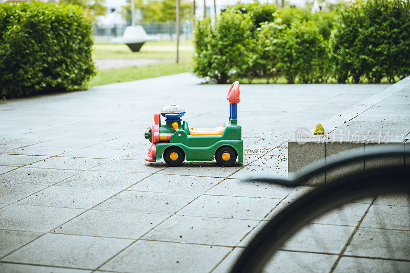 位于柏林新住宅区铁栅栏后的小玩具车