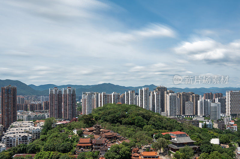 蓝天白云下的城市天际线是在中国福建省莆田市