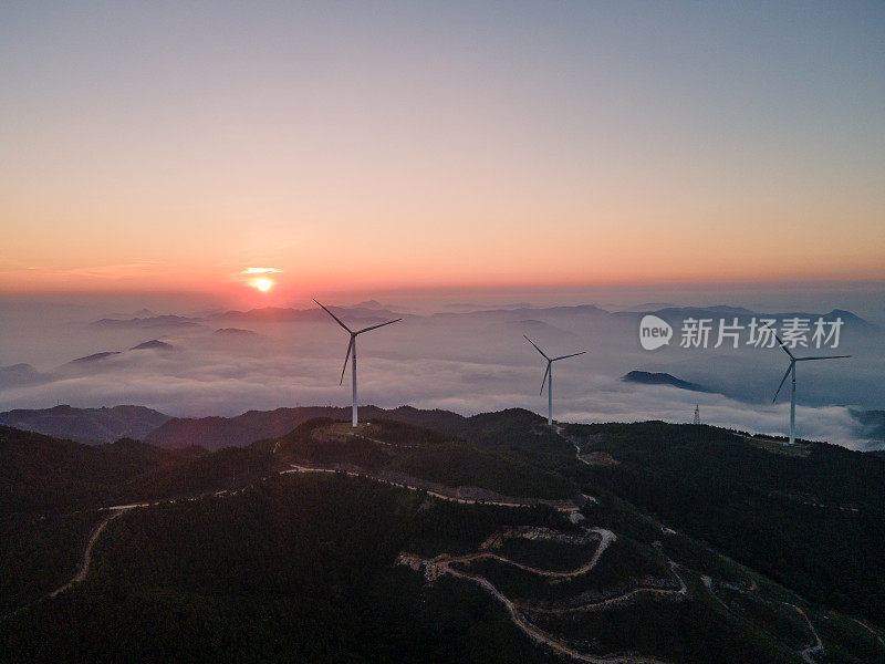 地平线上的太阳和云海，山上的风能