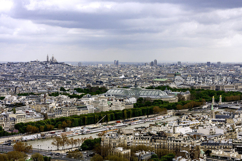塞纳河流经巴黎的鸟瞰图，前景是历史街区，包括大香榭丽舍宫-Élysées，从埃菲尔铁塔上看到远处的商业和金融区