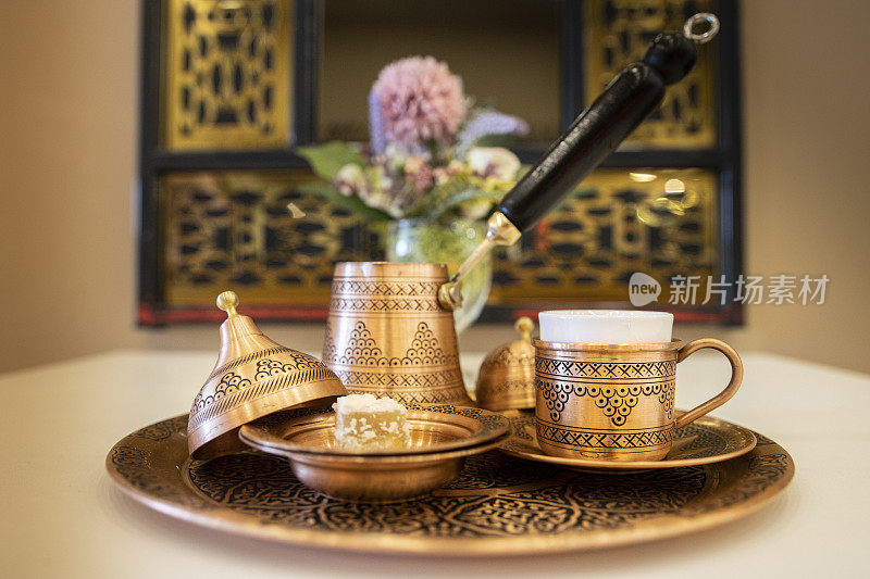 土耳其咖啡铜制的特写。