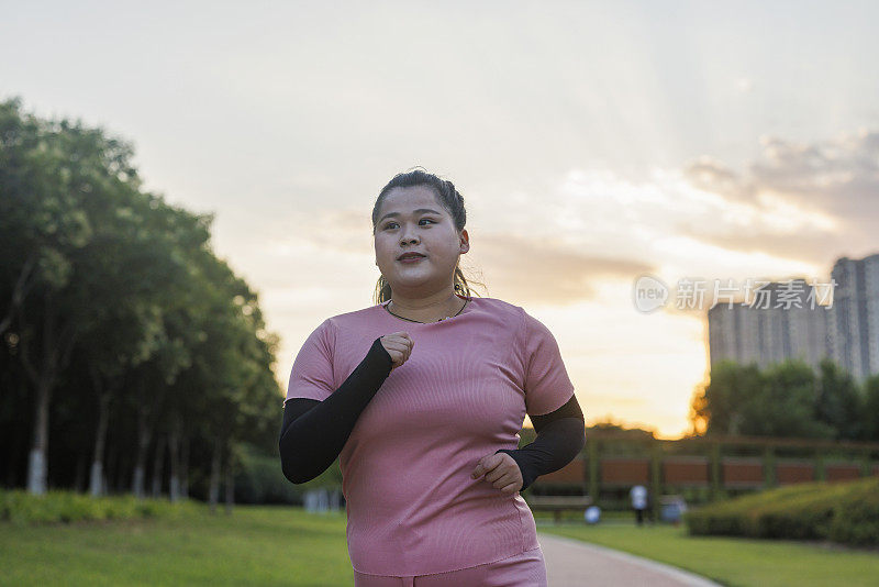 在自然公园里跑步的胖女人