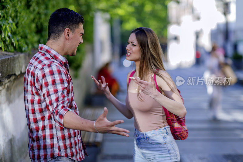 一对夫妇在外面吵架