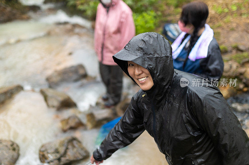 淡水溪边洗新鲜山菜