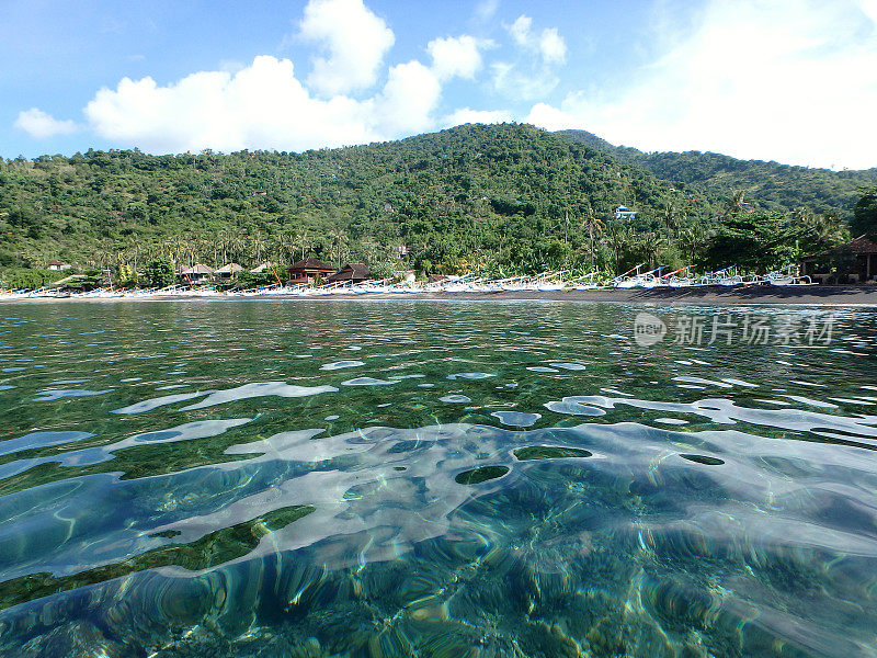 巴厘岛阿米德利帕海滩的绿松石般的海水