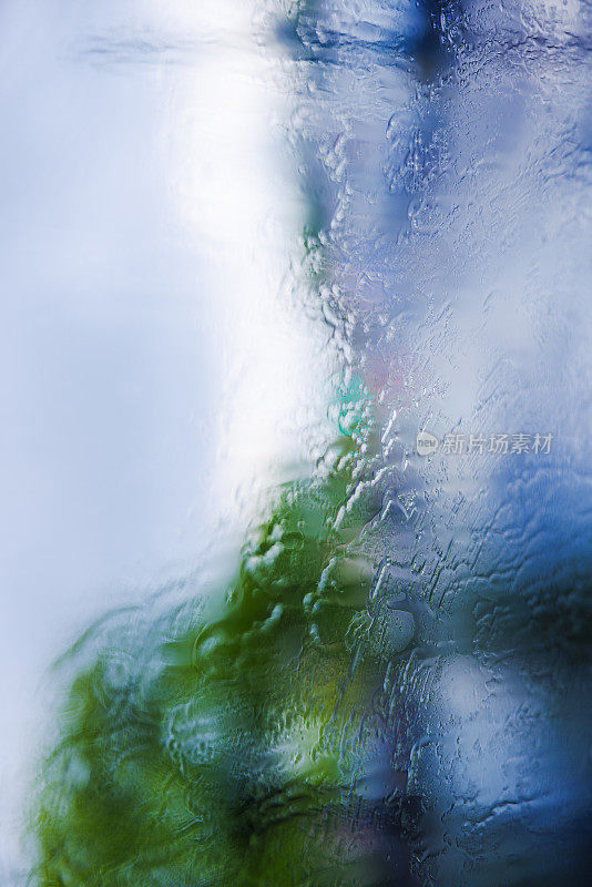 由于暴雨，街道被雨水淹没了。