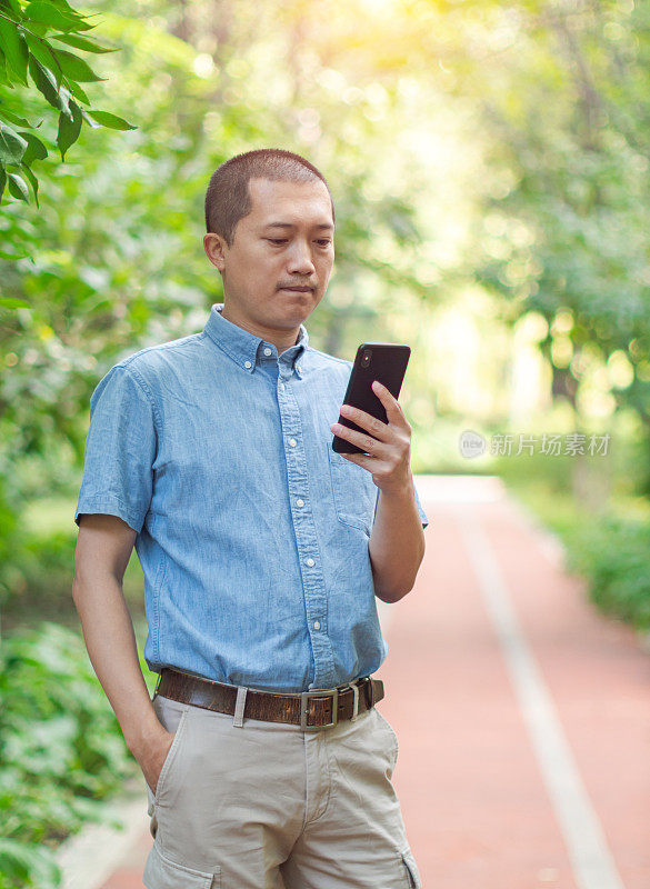 男人用手机看新闻