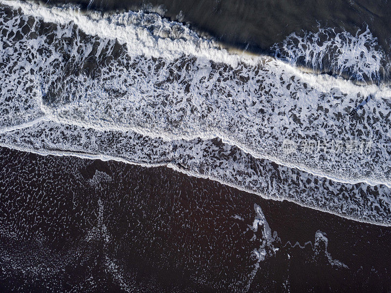 航拍的海浪沿海岸登陆的画面