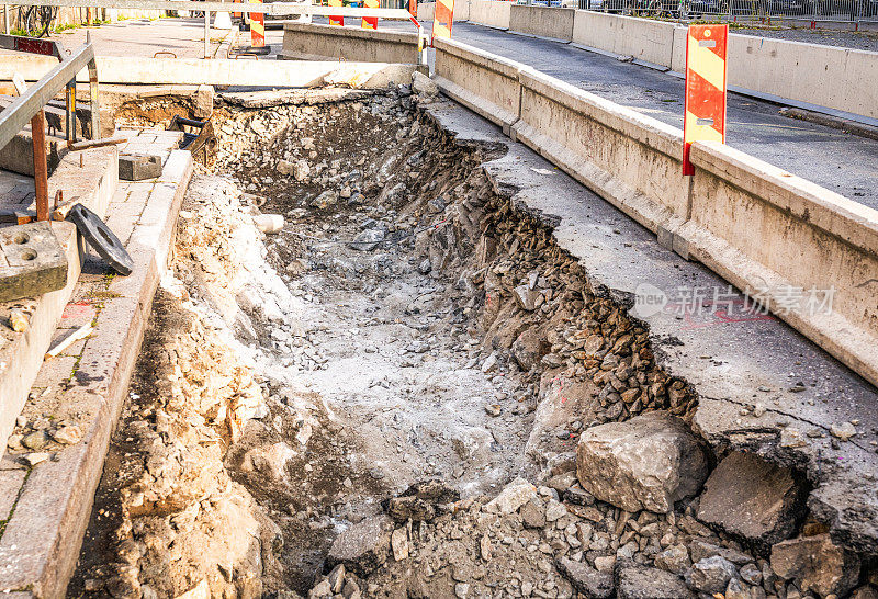 人行道和街道之间的路上有一条大壕沟