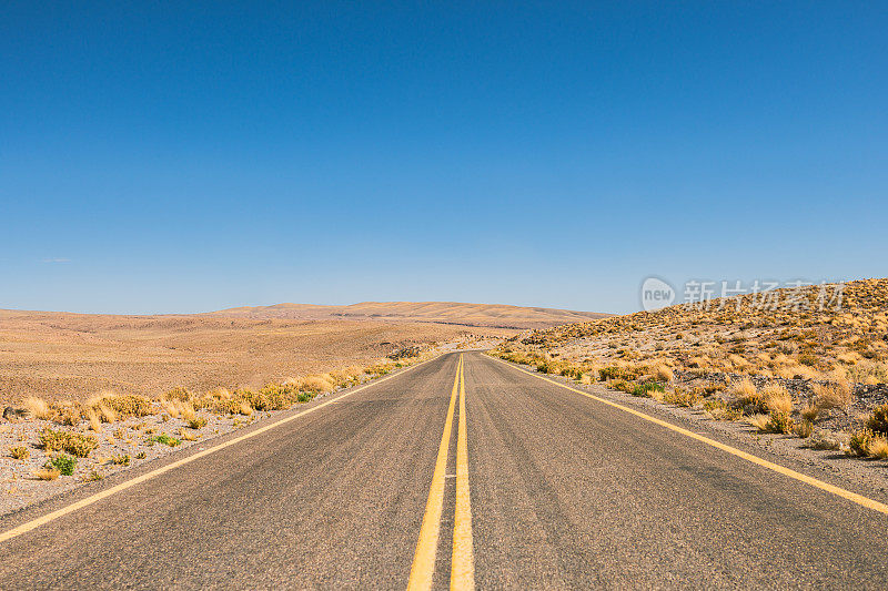 智利沙漠中的漫漫长路