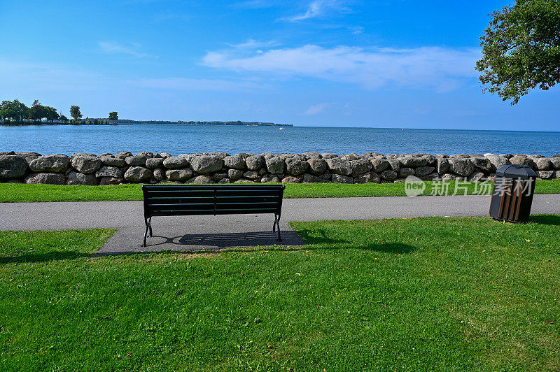 在瑞典Vadstena的Vattern湖前的长凳