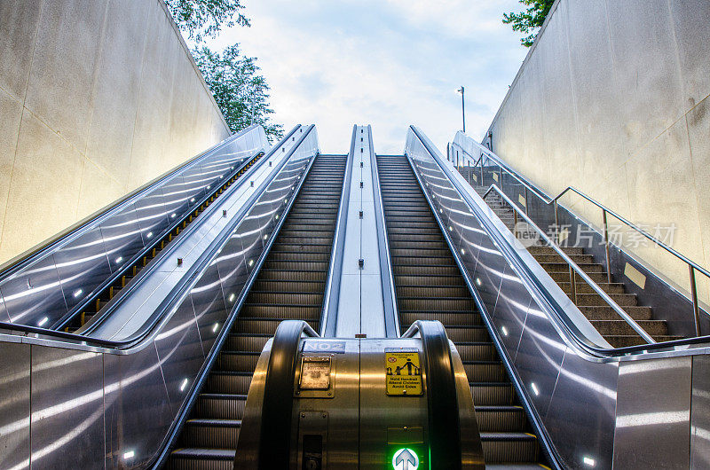 到地铁出口的自动扶梯