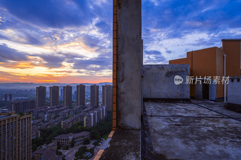 清晨，成都市上空乌云密布