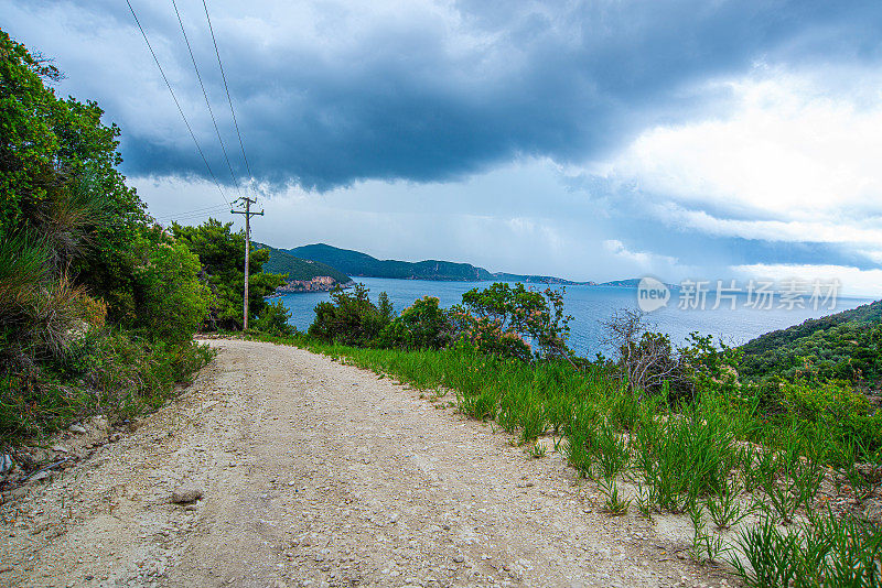 地中海沿岸尘土飞扬的道路，俯瞰美丽的帕尔加市