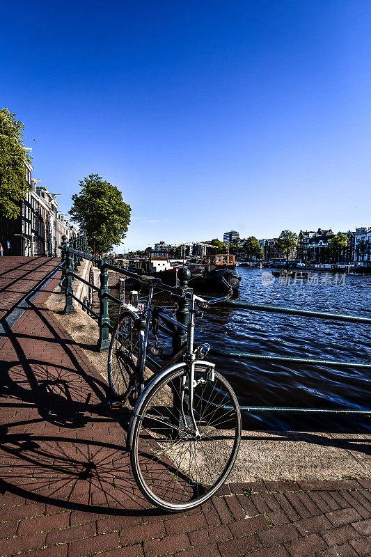在荷兰阿姆斯特丹的德克·凡·尼韦根布鲁格附近的自行车