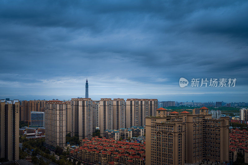 阴雨天的现代成都