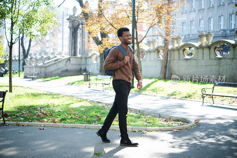 一个年轻的，微笑的非裔美国人享受散步的画像