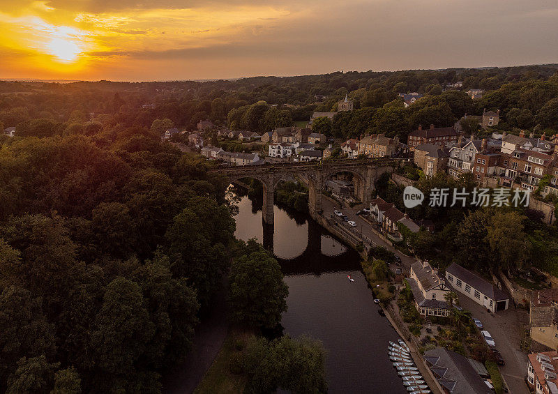 英国约克郡北部的Knaresborough的鸟瞰图，展示了城镇中心、Nidd河和铁路高架桥。用0级无人机拍摄的。