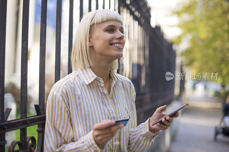 一位女士用她的信用卡在网上购买库存照片