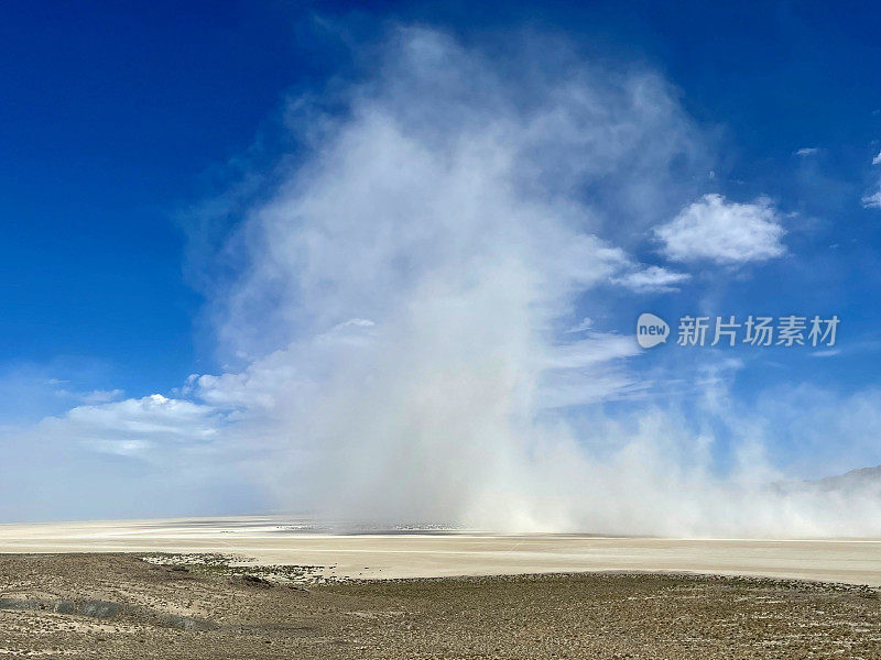 在干燥的天气里，在干燥的田地里拍摄的沙尘暴长镜头，背景是天空和云彩