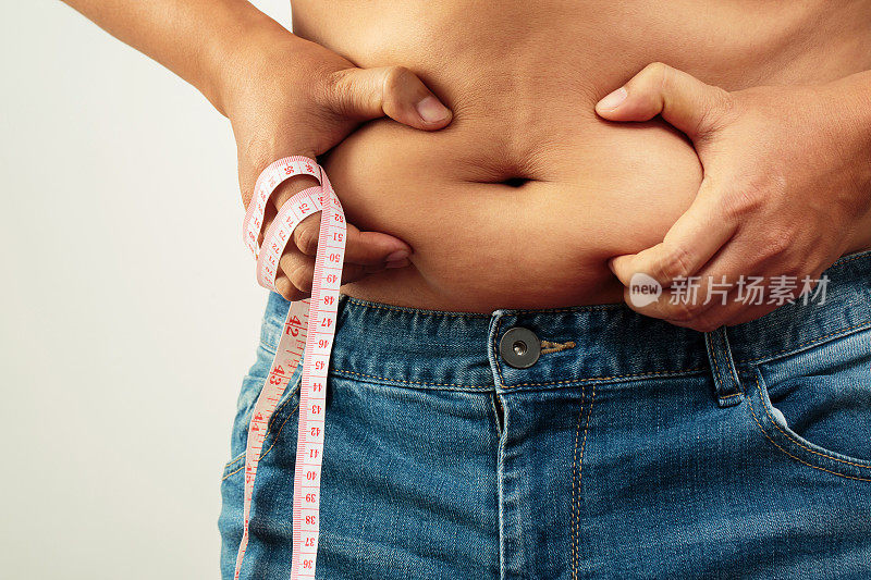 胖子检查身体超重腹部他的腹部用卷尺在手