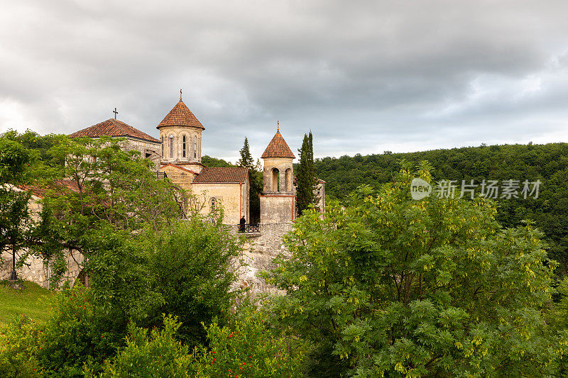 mosameta修道院，位于格鲁吉亚郁郁葱葱的森林中的悬崖上的十一世纪中世纪石头东正教教堂