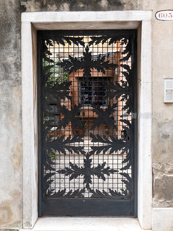 威尼斯老建筑上的铁门入口
