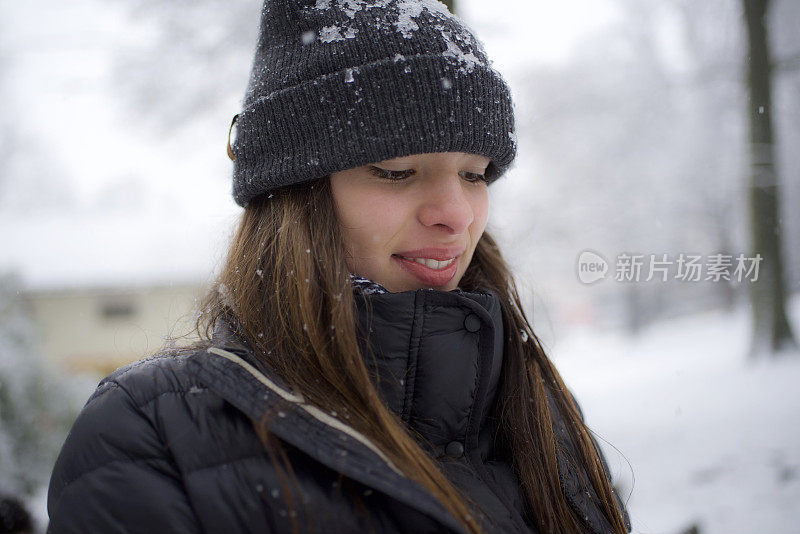 雪中的女孩