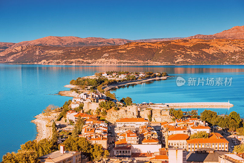 埃吉尔迪尔湖半岛和伊斯帕塔地区城镇的风景。土耳其国家公园平静的绿松石和风景优美的海岸