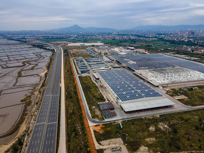 工业厂房和道路屋顶新能源太阳能光伏发电鸟瞰图