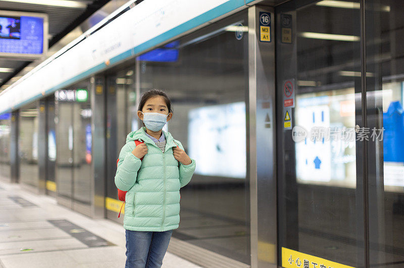 小女孩正在地铁站等地铁