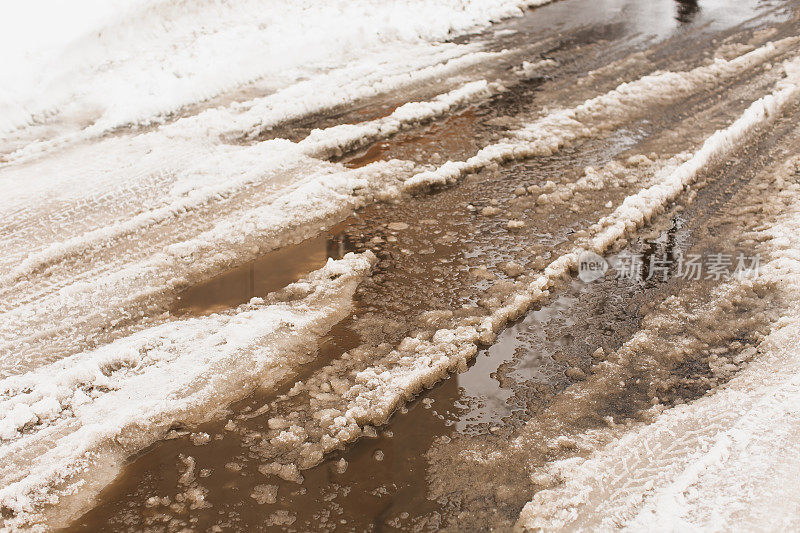 水坑。湿雪