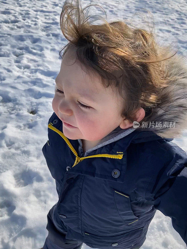 男孩在雪地里奔跑