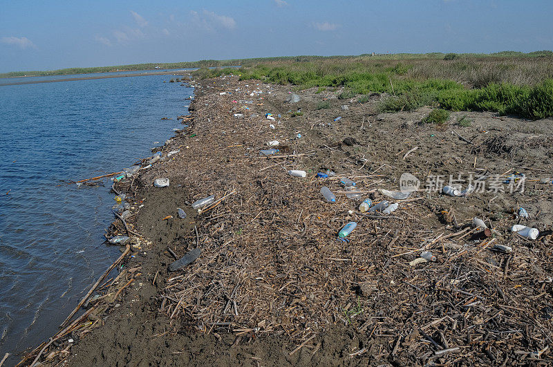 海洋扔塑料瓶和垃圾污染
